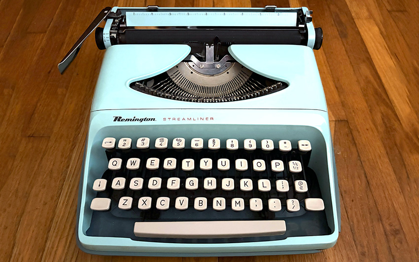 1969 Remington Streamliner typewriter